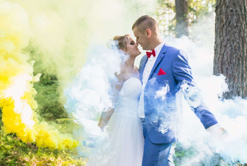 sesja ślubna z kolorowymi dymami
